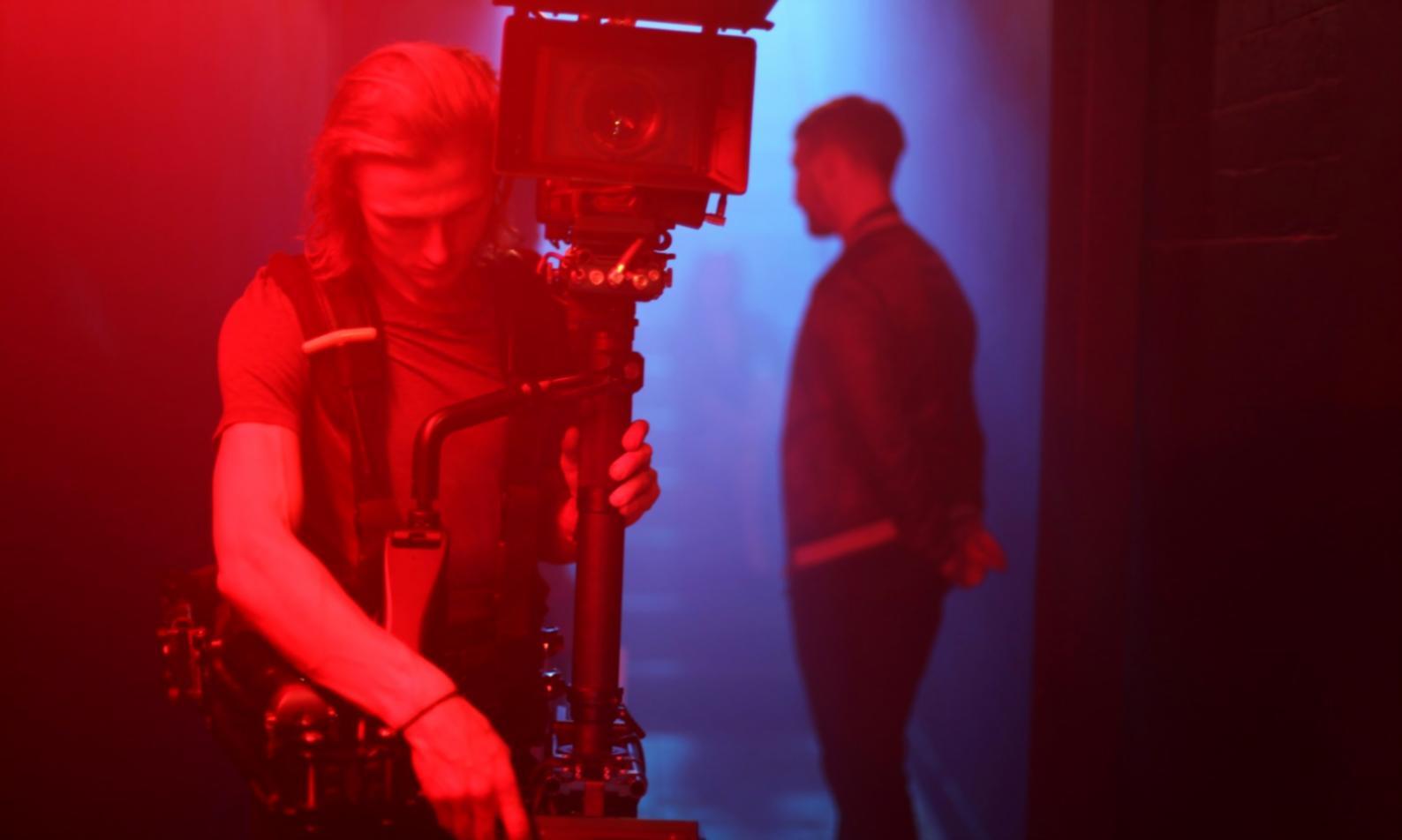 Studenti durante una sessione pratica di montaggio video