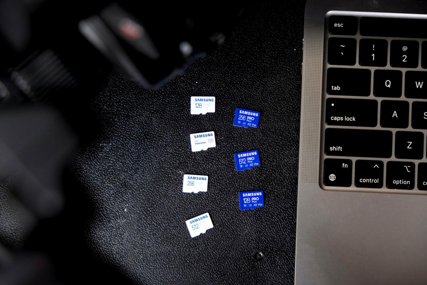 Studio di montaggio professionale con attrezzature all'avanguardia