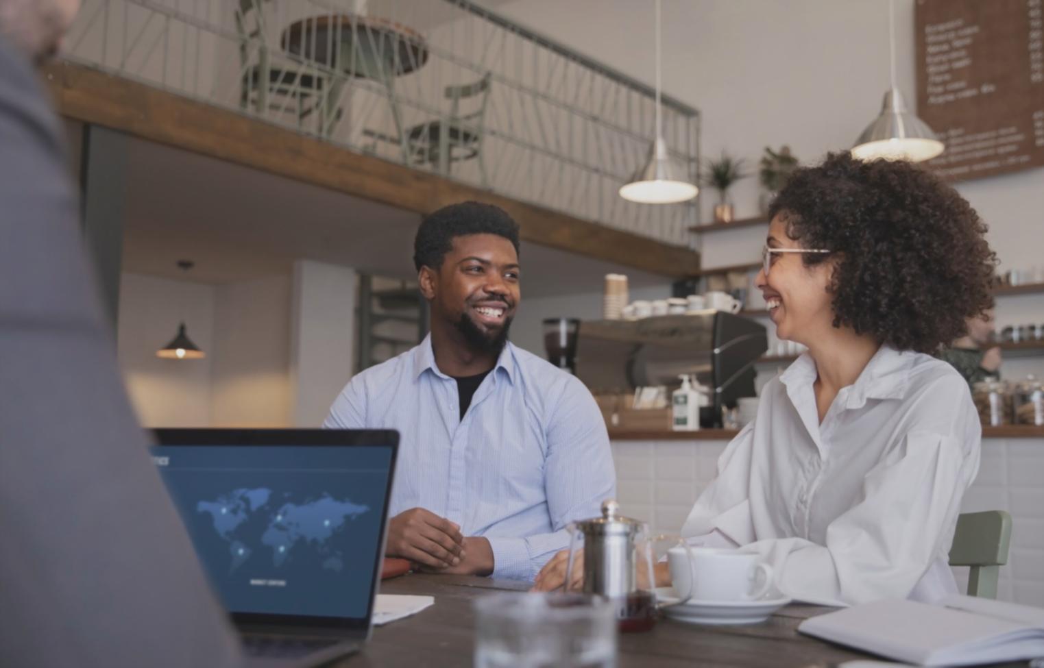Professionista al lavoro su progetto di montaggio video