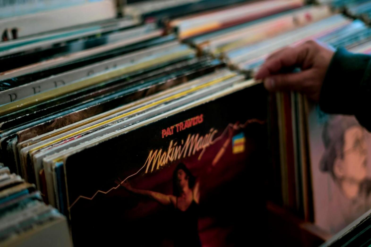 Postazione di montaggio video professionale con monitor multipli